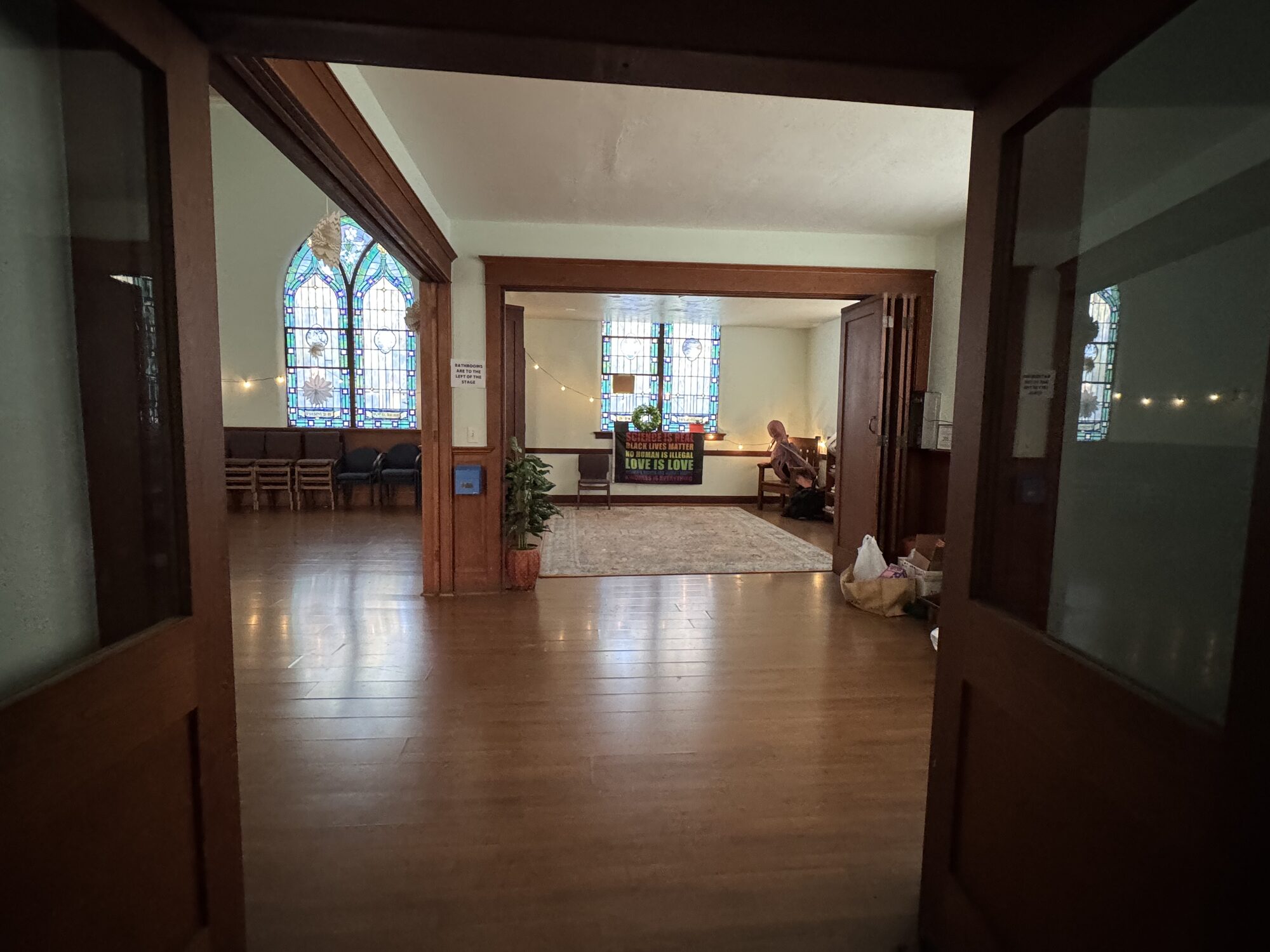 Direct access between the main room and an adjoining breakout room