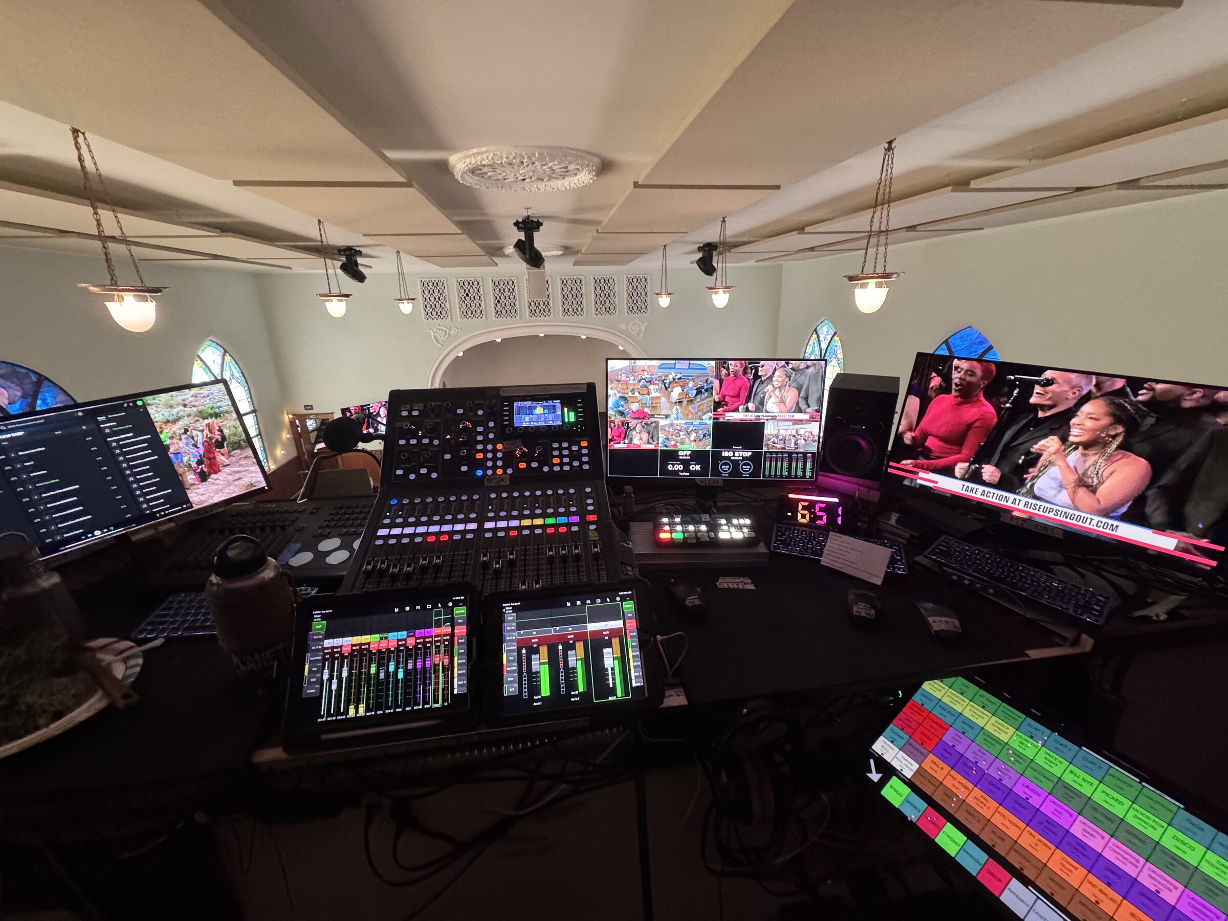 Wide view of the integrated livestreaming and event-recording position